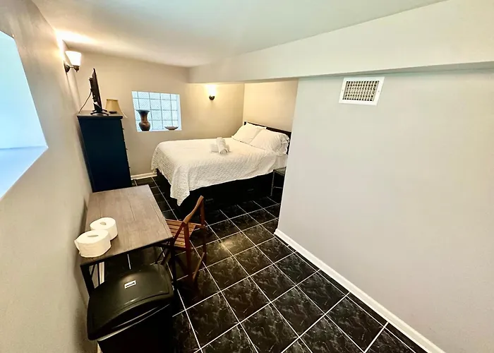 Close To Downtown - Free Parking Homestay *