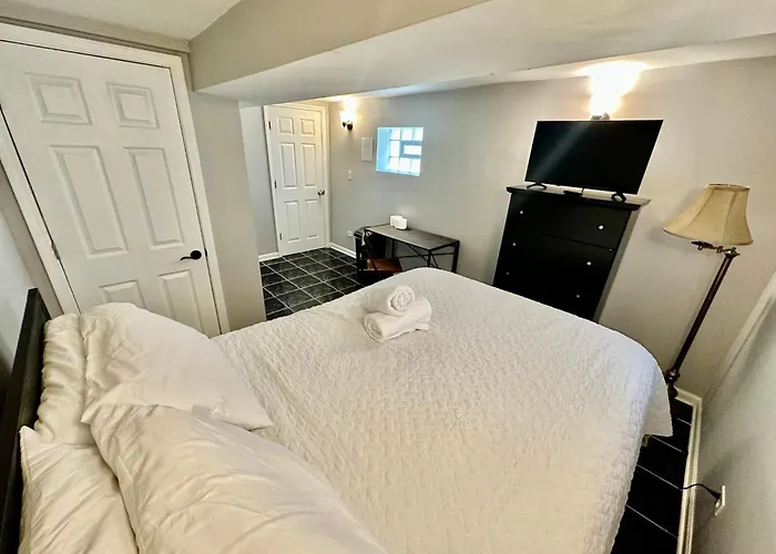 Homestay Close To Downtown - Free Parking