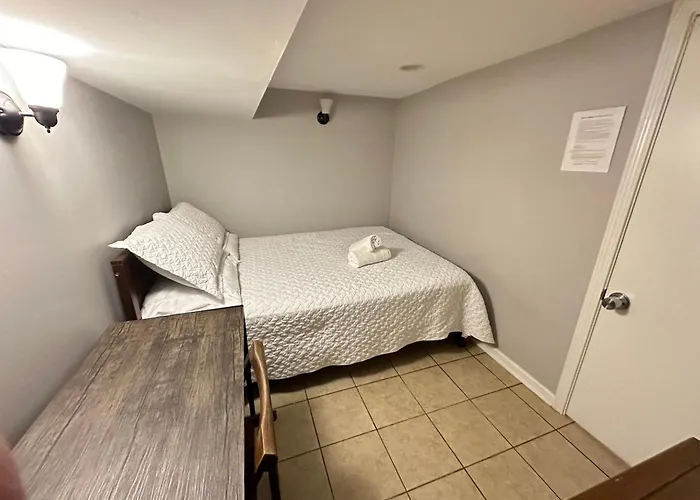 Close To Downtown - Free Parking Homestay
