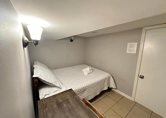 Homestay Close To Downtown - Free Parking