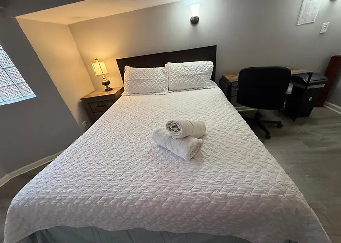 Homestay Close To Downtown - Free Parking