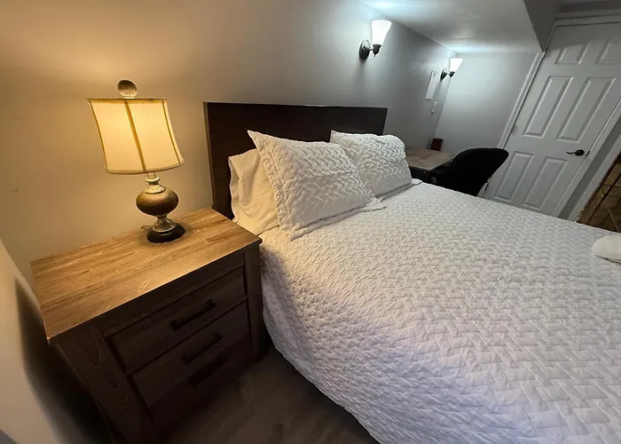 Close To Downtown - Free Parking Homestay *