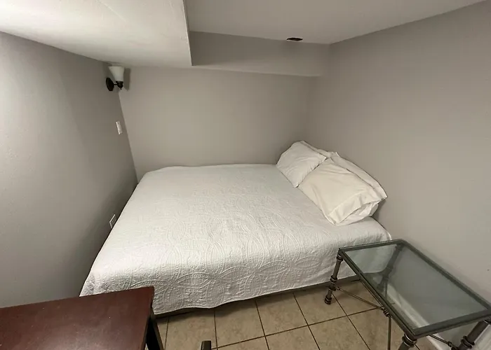 Close To Downtown - Free Parking Habitación en casa particular