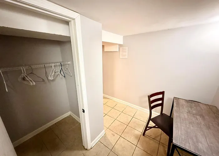Homestay Close To Downtown - Free Parking *